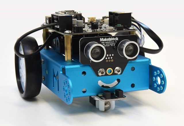 Blauer mBot-Roboter von Makeblock mit Ultraschallsensor vor weißem Hintergrund