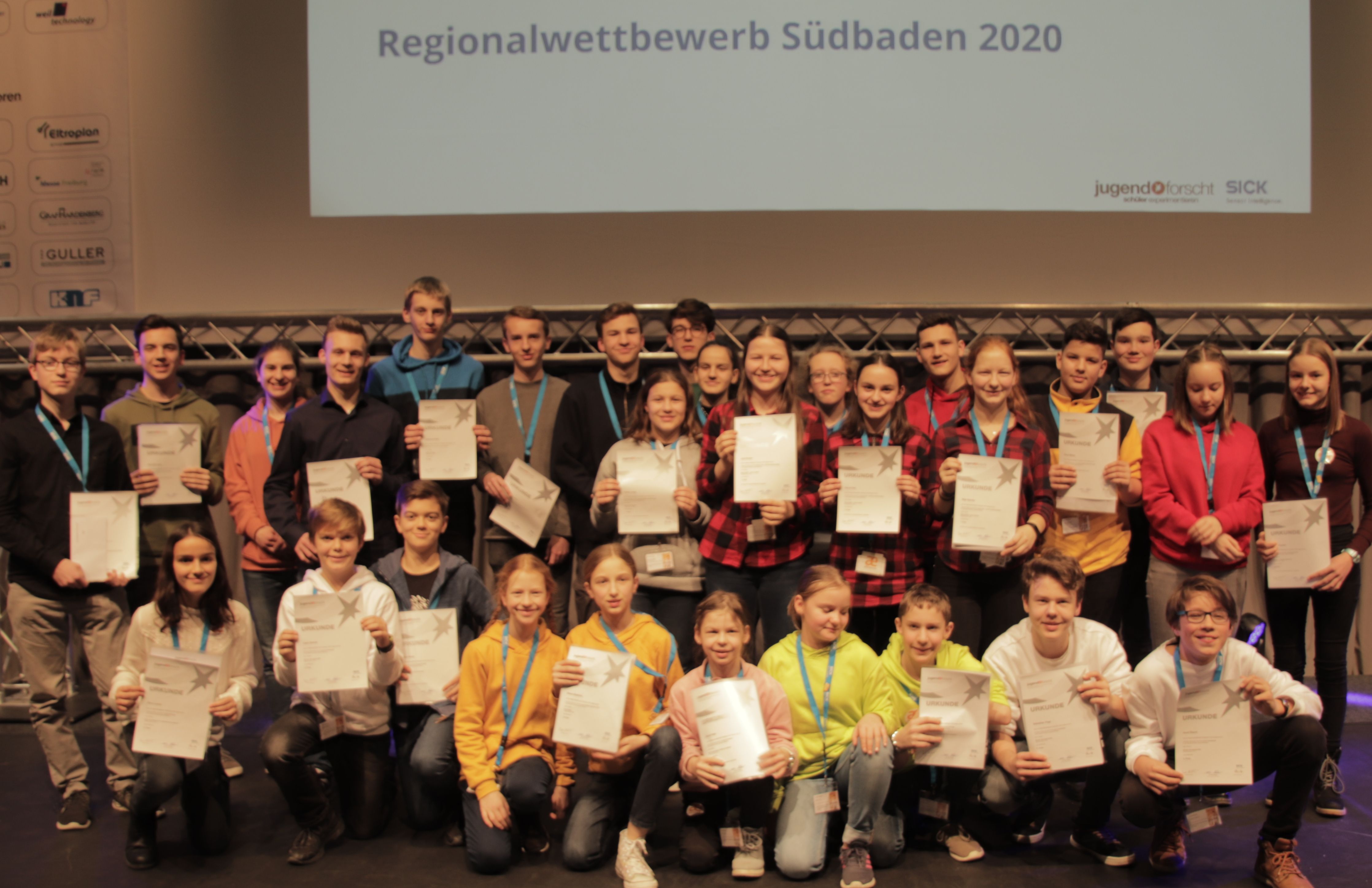 Alle Teilnehmenden des Regionalwettbewerbs Südbaden 2020 stehen mit ihren Urkunden auf der Bühne