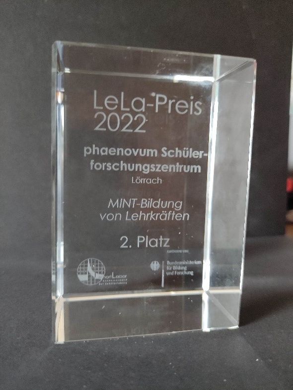 Gravierter Glaspokal: LeLa-Preis 2022 für das phænovum Schülerforschungszentrum Lörrach, 2. Platz in der Kategorie MINT-Bildung von Lehrkräften