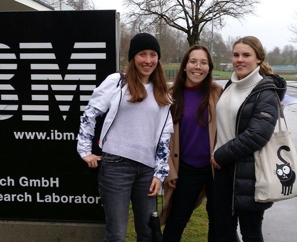 Drei Jugendliche stehen vor dem Schild des IBM Research Laboratory