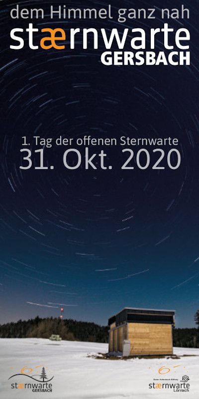 Plakat „dem Himmel ganz nah“ zum 1. Tag der offenen Sternwarte an der stærnwarte Gersbach am 31. Oktober 2020, darunter eine Strichspuraufnahme über der verschneiten Beobachtungshütte