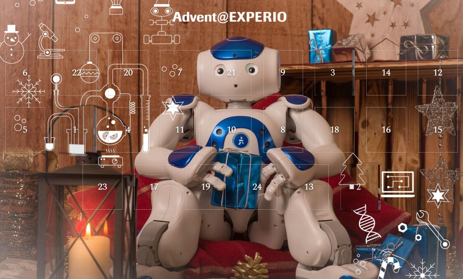 Adventskalender Advent@EXPERIO: ein humanoider Roboter sitzt mit einem Geschenk vor Holzwand und Kerze, darüber die nummerierten Türchen
