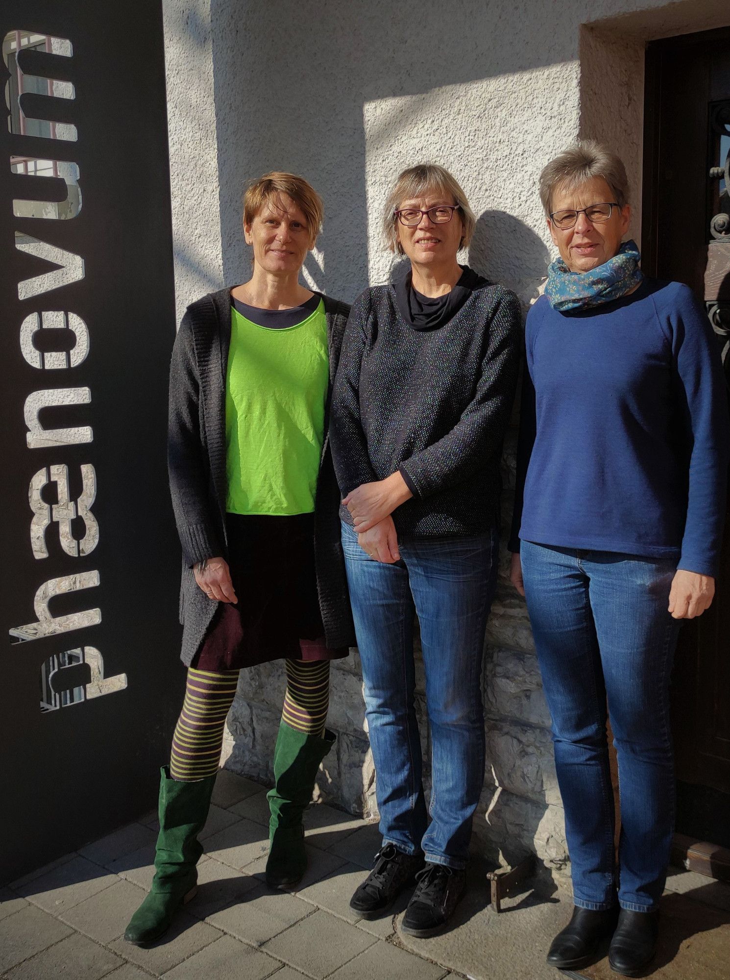 Drei Frauen stehen nebeneinander vor dem phænovum-Schriftzug an der Hauswand
