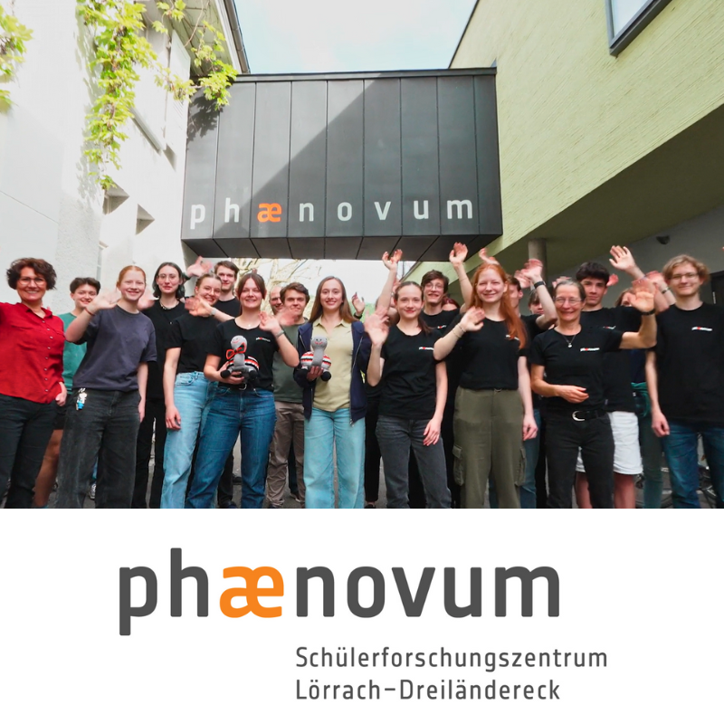 Standbild aus dem Imagefilm: das Team winkt vor dem Eingang, darunter der Schriftzug phænovum Schülerforschungszentrum Lörrach-Dreiländereck