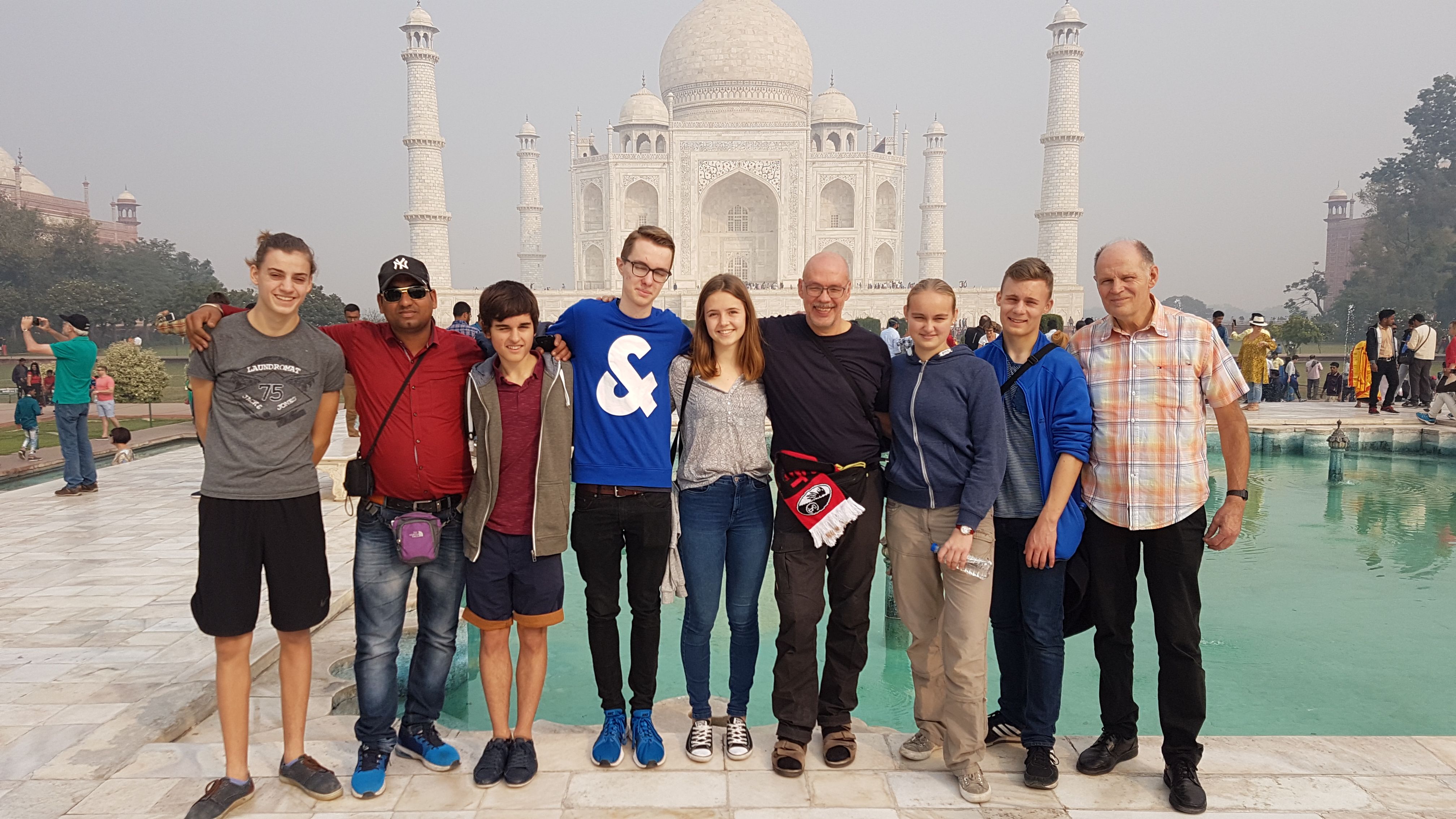 Die Reisegruppe steht für ein Gruppenfoto vor dem Taj Mahal