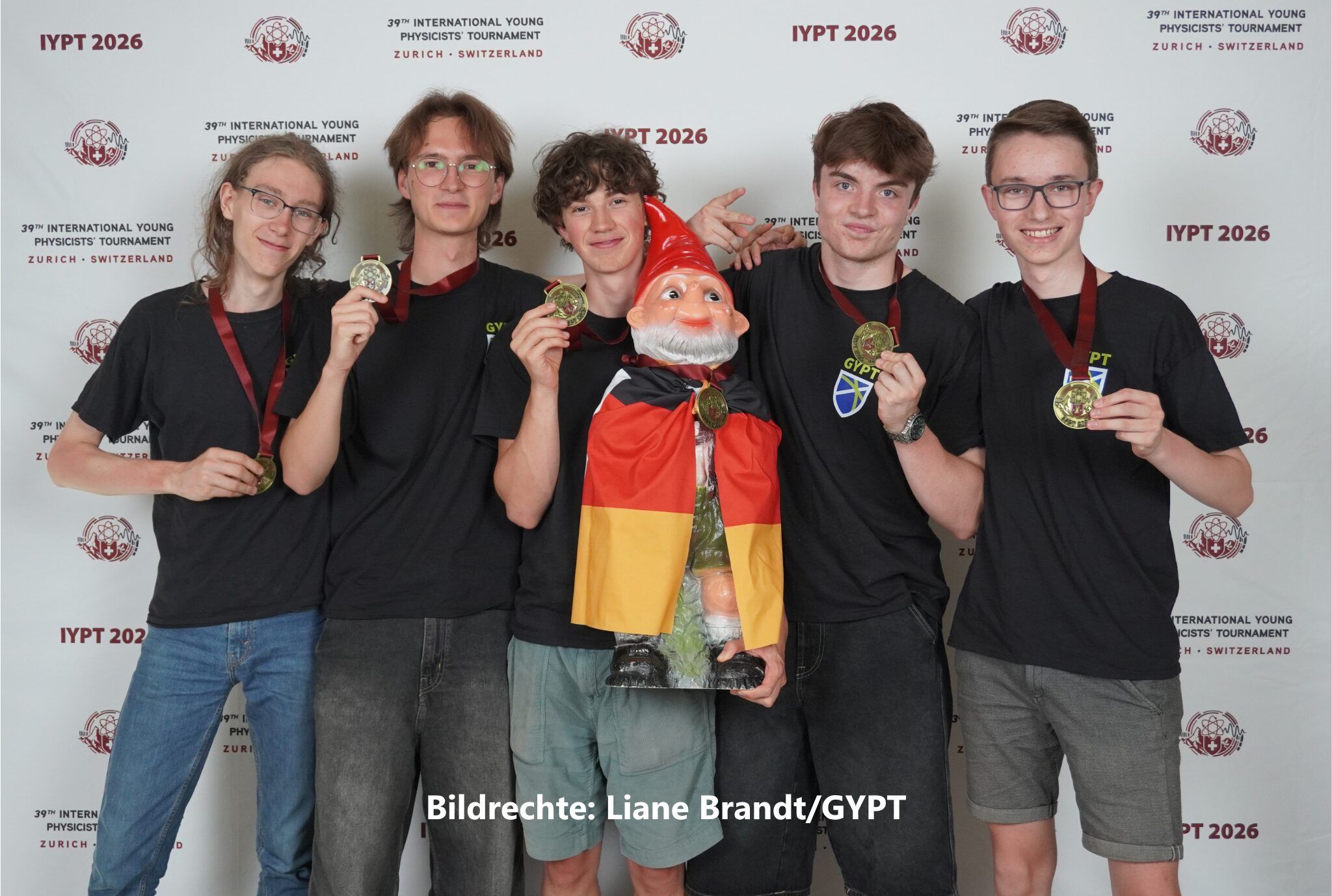 Fünf Jugendliche des phænovum-Teams halten beim IYPT 2026 ihre Medaillen in die Kamera