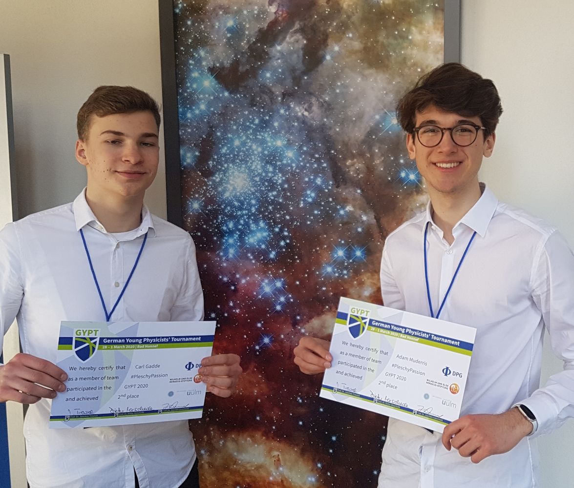 Zwei Jugendliche halten ihre Urkunden für den zweiten Platz beim German Young Physicists' Tournament 2020 in die Kamera